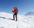 Альпинист во время перехода от высоких гор в зимний период
